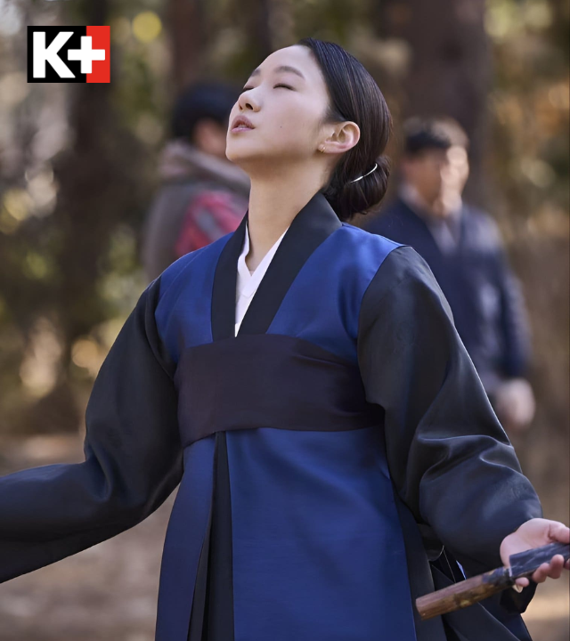 quat-mo-trung-ma-kim-go-eun.png